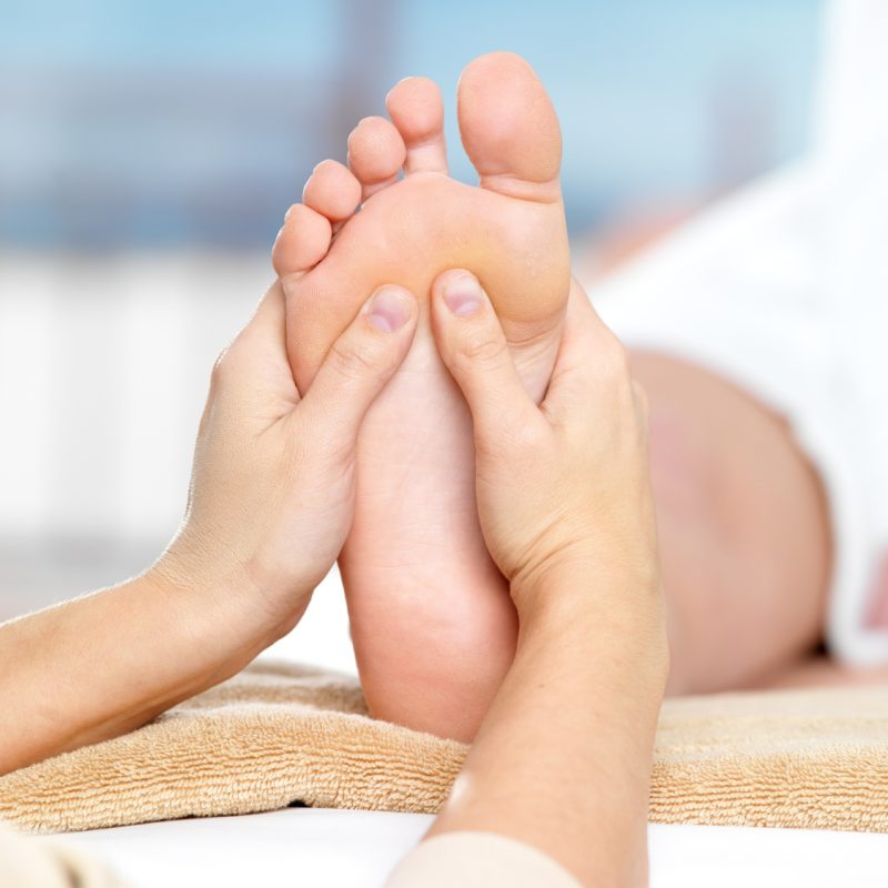 masaje-pie-salon-spa-primer-plano
